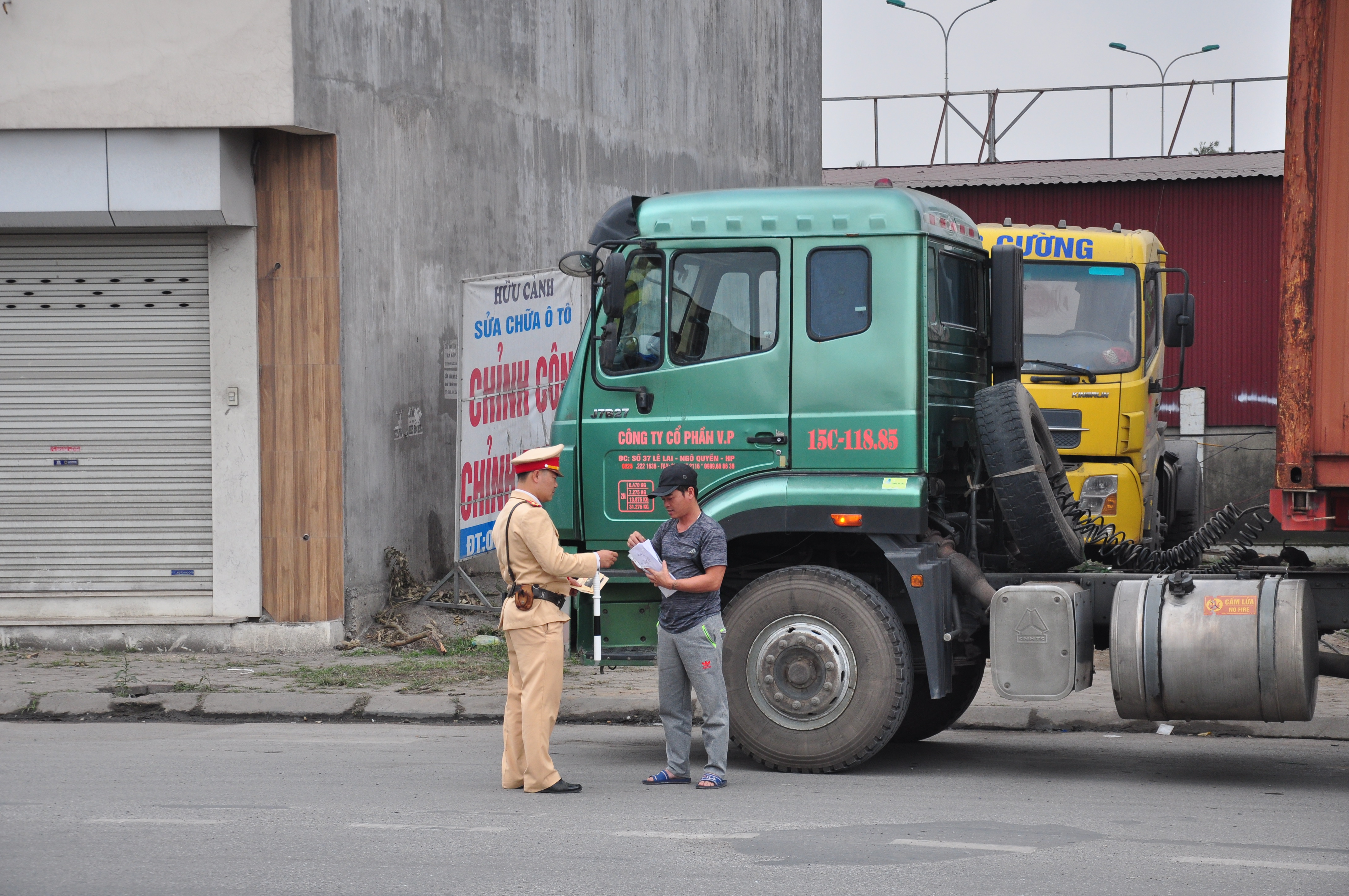 Kiên quyết xử lý xe chở vượt quá tải trọng